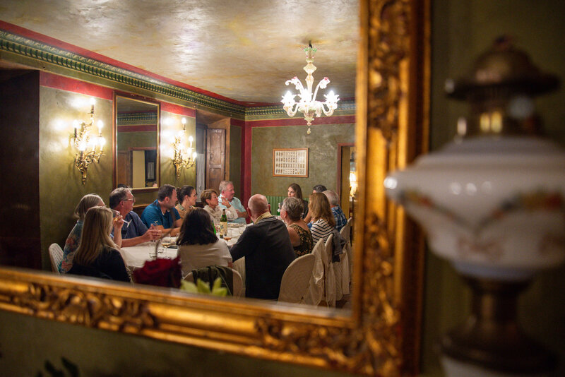 A group sitting down to dinner On the Italian on Tour’s Celiac-friendly Gluten Free Italy Tour