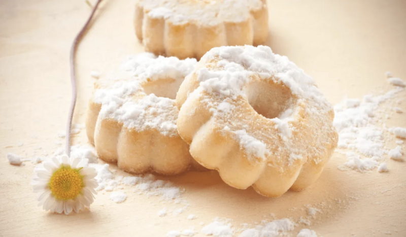 Soft, round Italian Christmas cookies dusted with powdered sugar, featuring a gluten-free option for festive baking.